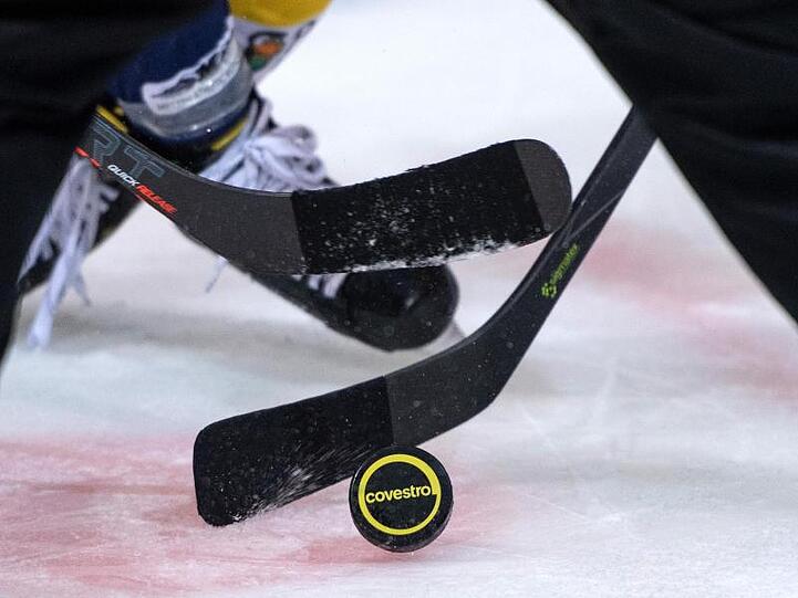 Mehrere Eishockeyspieler kämpfen um den Puck. Foto: Bernd Thissen/dpa/Symbolbild