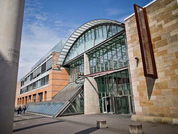Blick auf den Eingangsbereich des Germanischen Nationalmuseums (GNM) in Nürnberg (Bayern). Foto: Daniel Karmann/Archivbild