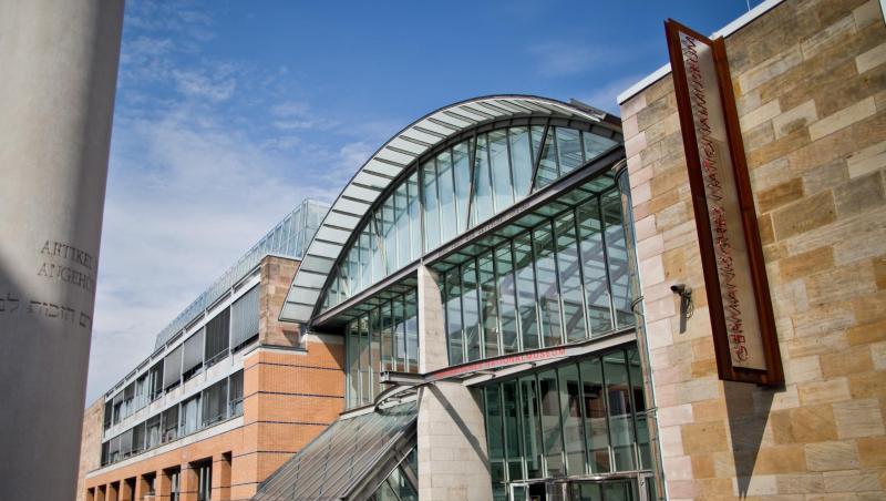 Blick auf den Eingangsbereich des Germanischen Nationalmuseums (GNM) in Nürnberg (Bayern). Foto: Daniel Karmann/Archivbild Blick auf den Eingangsbereich des Germanischen Nationalmuseums (GNM) in Nürnberg (Bayern). Foto: Daniel Karmann/Archivbild