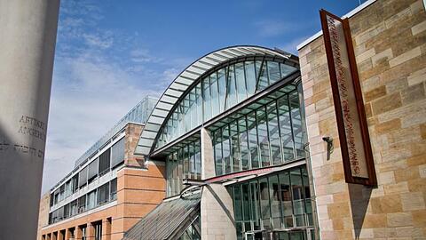 Blick auf den Eingangsbereich des Germanischen Nationalmuseums (GNM) in Nürnberg (Bayern). Foto: Daniel Karmann/Archivbild