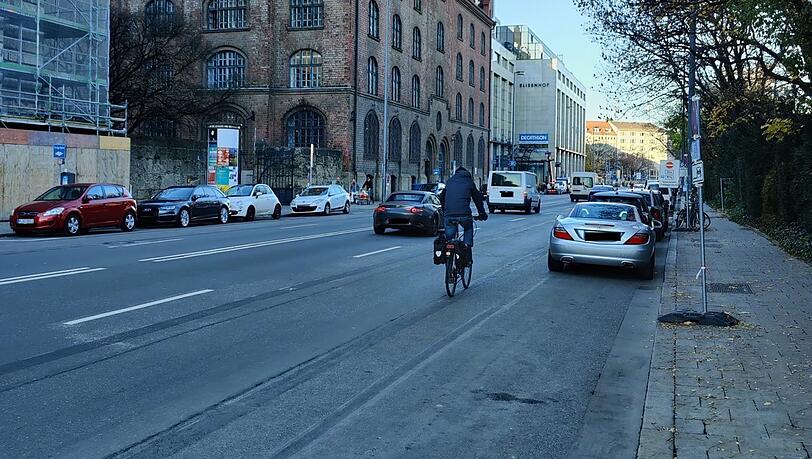 Der Pop-up-Radweg an der Elisenstraße, jetzt wurde ein Radweg beschlossen. (Archivbild)