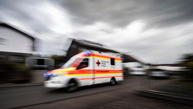 Ein Rettungswagen fährt über die Straße.