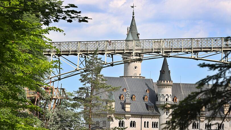 Eine Arbeitsplattform (l) ist an einem Felsen unterhalb der Marienbrücke befestigt. Eine Arbeitsplattform (l) ist an einem Felsen unterhalb der Marienbrücke befestigt.