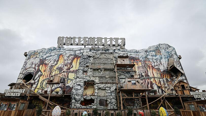 Die Achterbahn "Höllenblitz" auf dem Hamburger Dom.