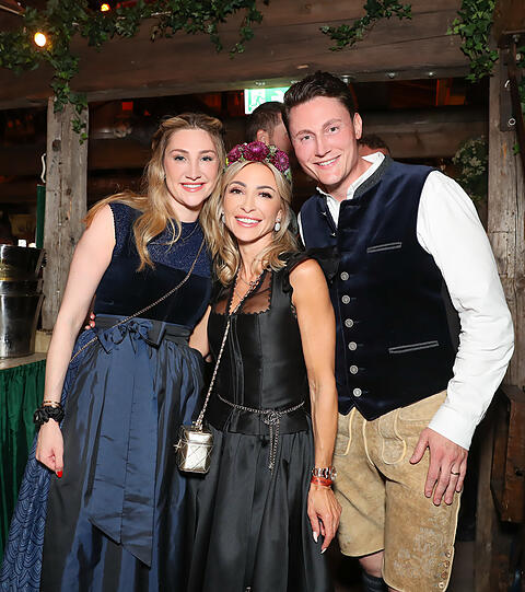 Kinga Mathe mit dem Influencer-Paar Lisa und Herny Walser