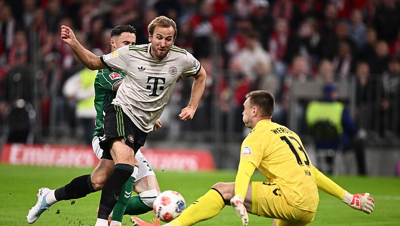 Karl Hein stand immer wieder im Brennpunkt, hier hält er einen Schuss von Harry Kane.