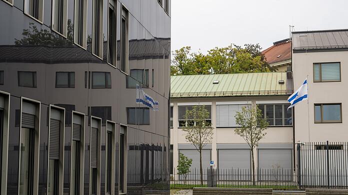 Der 24-Jährige hatte am Samstag faustgroße Steine auf die Fassade des Konsulats geworfen. (Archivbild) Der 24-Jährige hatte am Samstag faustgroße Steine auf die Fassade des Konsulats geworfen. (Archivbild)