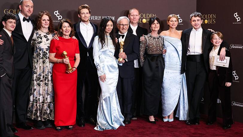 Das Team von "Hamnet", unter anderem Chlo&eacute; Zhao, Steven Spielberg, Jessie Buckley und Paul Mescal mit dem Golden Globe Award f&uuml;r den "Besten Film - Drama".