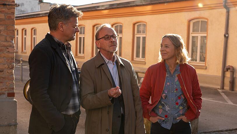 Das Team: Alexander Held Mitte, als Kommissar Ludwig Schaller), Bernadette Heerwagen (als Kommissarin Angelika Flierl, rechts) und Marcus Mittermeier (als Kommissar Harald Neuhauser). (ZDF-Bild) Das Team: Alexander Held Mitte, als Kommissar Ludwig Schaller), Bernadette Heerwagen (als Kommissarin Angelika Flierl, rechts) und Marcus Mittermeier (als Kommissar Harald Neuhauser). (ZDF-Bild)
