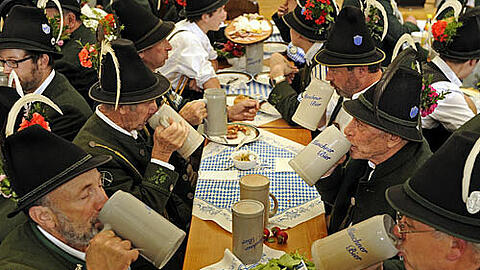 Prost: Aus Steinkrügen schmeckt das Märzen besonders gut.