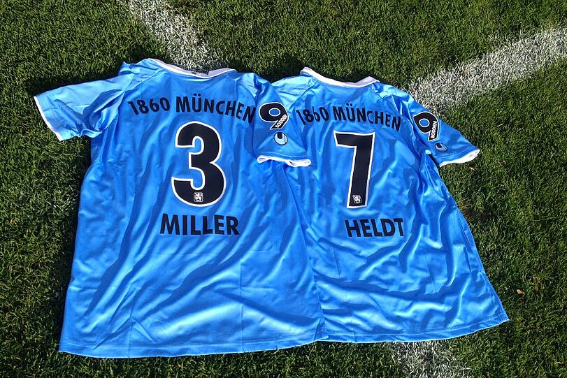Diese zwei Trikots, die Horst Heldt und Thomas Miller beim Benefiz-Spiel für Olaf am 10. November tragen werden, können Sie ersteigern. Die Trikots haben am Ärmel eine Nummer 9 und den Schriftzug Bodden. Auf der Vorderseite sind sie mit dem 1860-Sponsor "Think Blue" bedruckt.