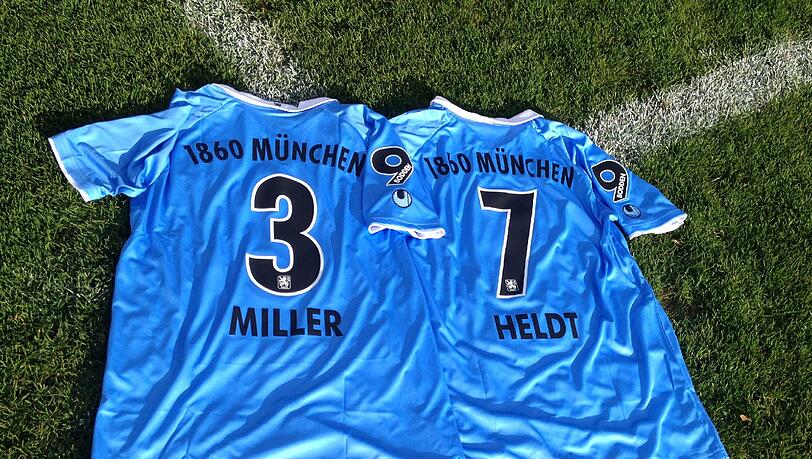 Diese zwei Trikots, die Horst Heldt und Thomas Miller beim Benefiz-Spiel für Olaf am 10. November tragen werden, können Sie ersteigern. Die Trikots haben am Ärmel eine Nummer 9 und den Schriftzug Bodden. Auf der Vorderseite sind sie mit dem 1860-Sponsor "Think Blue" bedruckt. Diese zwei Trikots, die Horst Heldt und Thomas Miller beim Benefiz-Spiel für Olaf am 10. November tragen werden, können Sie ersteigern. Die Trikots haben am Ärmel eine Nummer 9 und den Schriftzug Bodden. Auf der Vorderseite sind sie mit dem 1860-Sponsor "Think Blue" bedruckt.