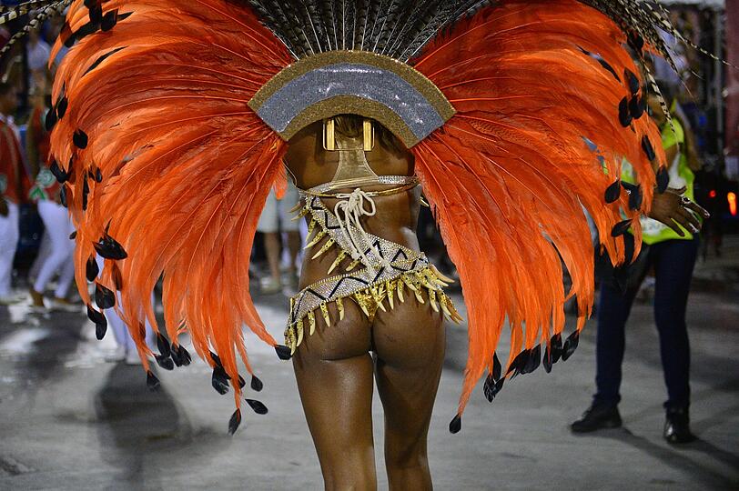In Rio ging es in der Nacht zum Montag auf dem Straßenkarneval heiß her. Die brasilianischen Schönheiten zeigten zum Karneval-Höhepunkt viel nackte Haut und sexy Kurven.