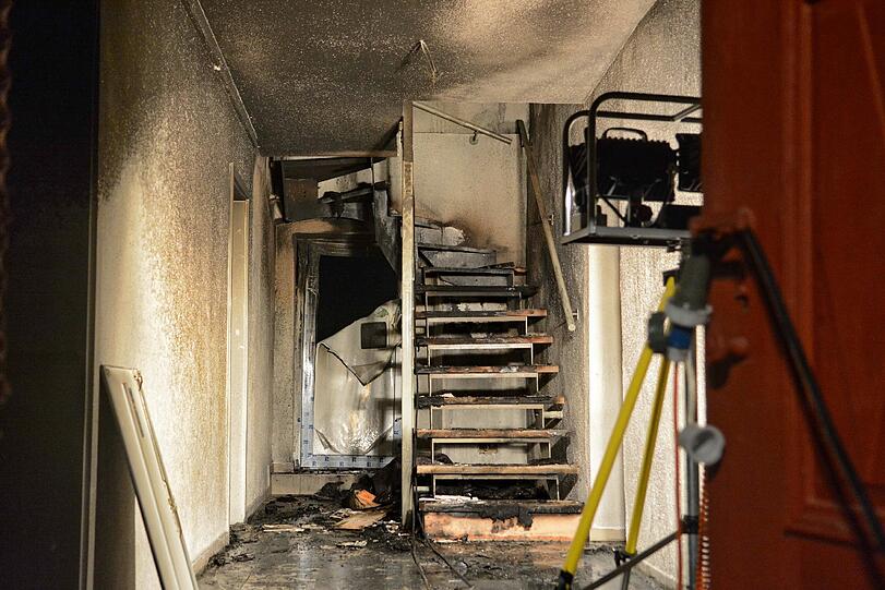 Der Treppenaufgang eines Hauses ist durch den Brand komplett verwüstet.