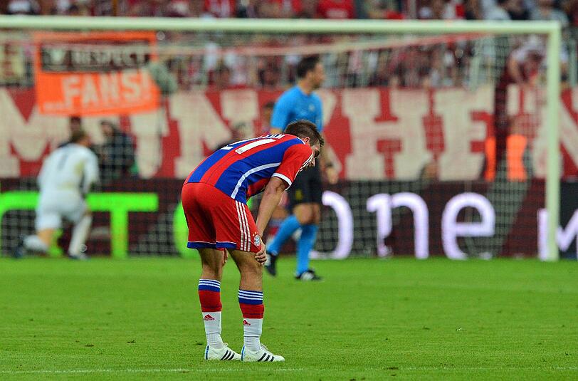 Die Körpersprache sagt alles: Kapitän Philipp Lahm ist nach dem Aus der Bayern im Champions-League-Halbfinale gegen Barcelona frustriert.