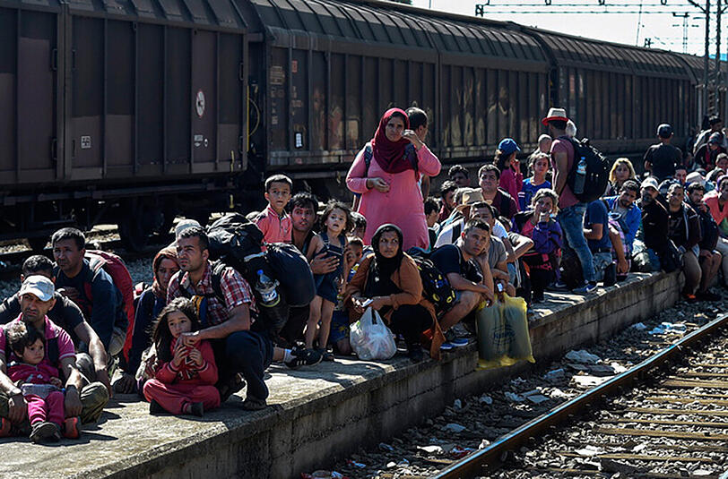 Flüchtlinge warten nahe der serbischen Grenze auf einen Zug. Viele führt es nach Deutschland. Der Bund will Länder und Kommunen jetzt noch mehr unterstützen.