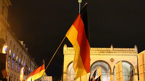 Deutschlandfahnen und &bdquo;Volksverräter&ldquo;-Parolen: Regelmäßig werden Pegida-Demos von Neonazis flankiert &ndash; wie hier am Odeonsplatz vor der Feldherrnhalle.