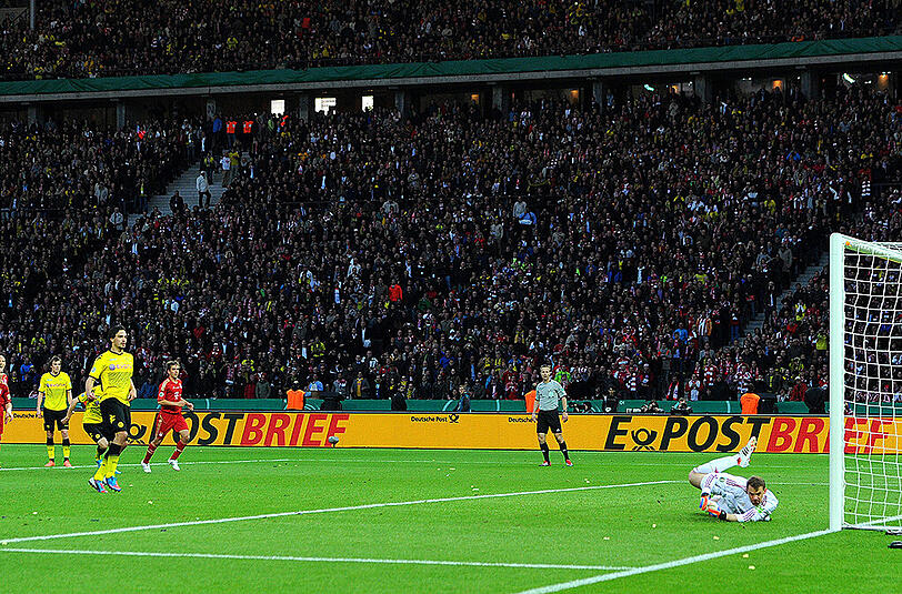 12. Mai 2012, DFB-Pokalfinale in Berlin: Mats Hummels (l.) tritt zum Elfermeter an - und trifft.