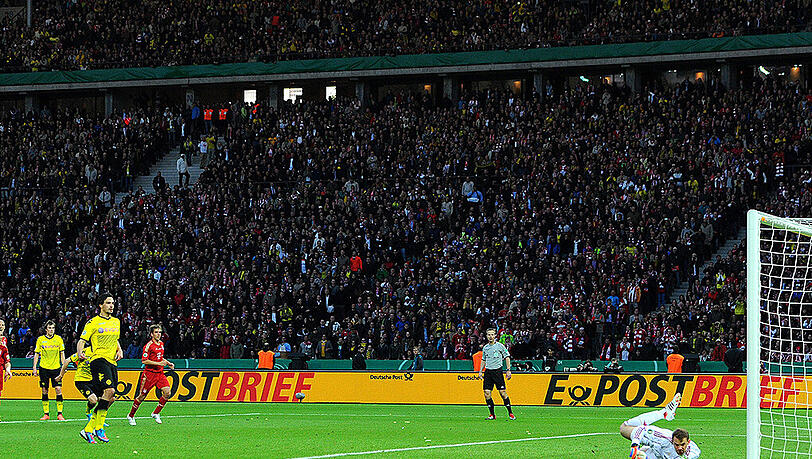 12. Mai 2012, DFB-Pokalfinale in Berlin: Mats Hummels (l.) tritt zum Elfermeter an - und trifft. 12. Mai 2012, DFB-Pokalfinale in Berlin: Mats Hummels (l.) tritt zum Elfermeter an - und trifft.