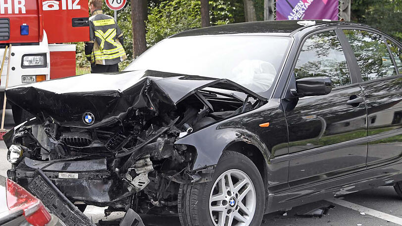 Auch eine BMW-Fahrerin war noch in den Porsche gekracht.