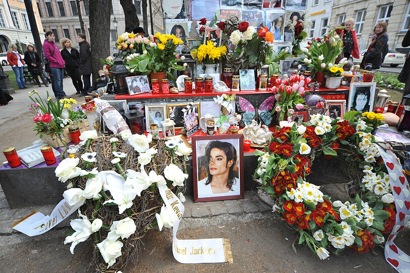 Und das Michael-Jackson-Memorial nebenan.