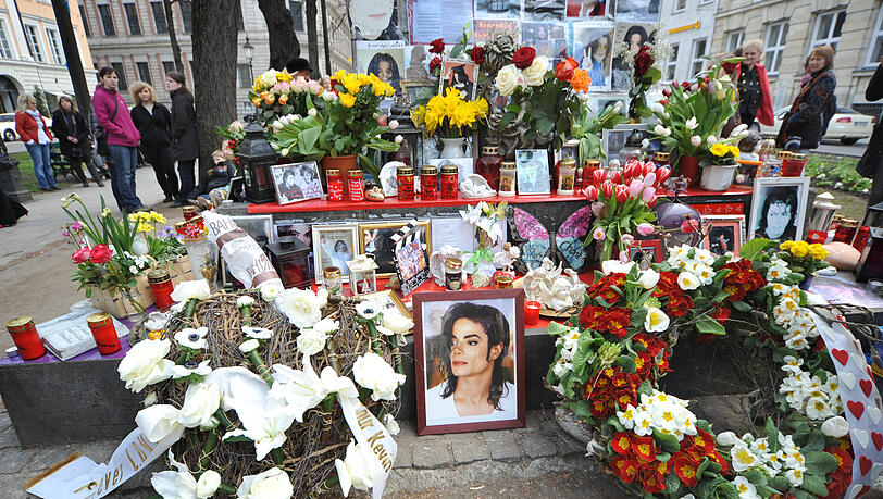 Und das Michael-Jackson-Memorial nebenan. Und das Michael-Jackson-Memorial nebenan.