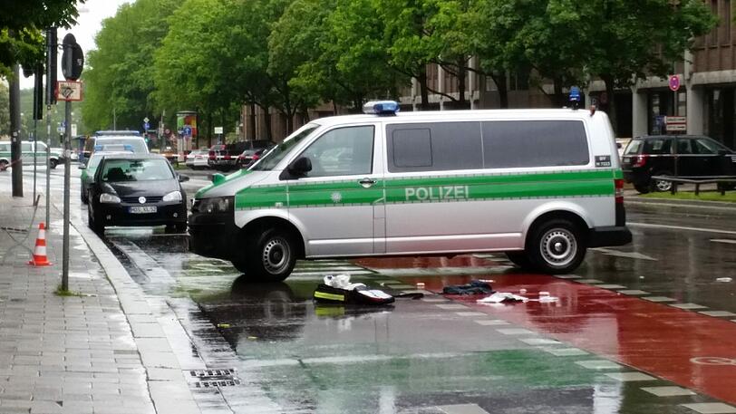 Zwei Kugeln aus den Waffen der Polizisten treffen den Italiener. Er wird ins Krankenhaus gebracht, schwebt aber nicht in Lebensgefahr.