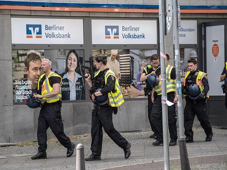 Polizei-Einsatz in Berlin-Wilmersdorf. Mehrere Täter haben versucht, eine Bank zu überfallen.