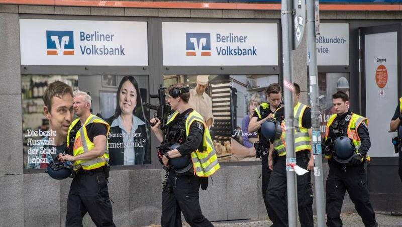 Polizei-Einsatz in Berlin-Wilmersdorf. Mehrere Täter haben versucht, eine Bank zu überfallen. Polizei-Einsatz in Berlin-Wilmersdorf. Mehrere Täter haben versucht, eine Bank zu überfallen.