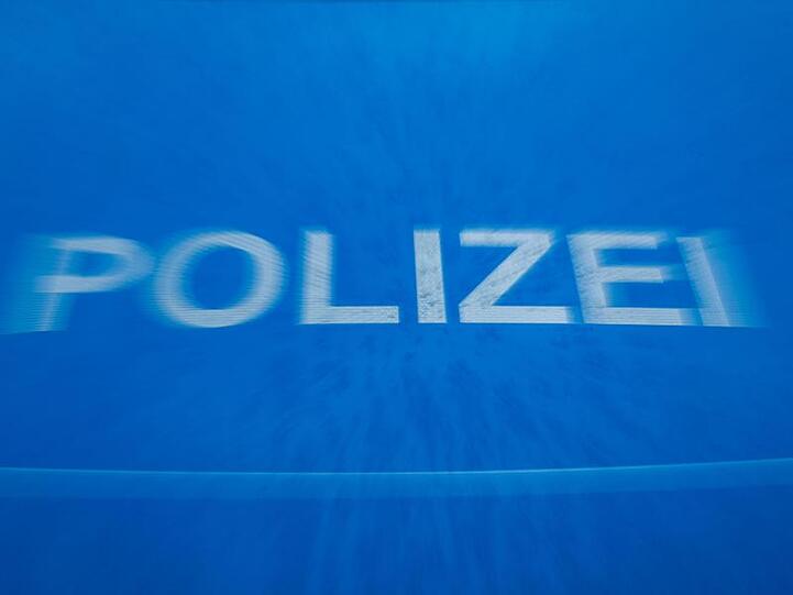 Schriftzug "Polizei" auf der Motorhaube eines Funkstreifenwagens. Foto: Jens Büttner/Archivbild