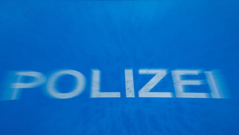 Schriftzug "Polizei" auf der Motorhaube eines Funkstreifenwagens. Foto: Jens Büttner/Archivbild Schriftzug "Polizei" auf der Motorhaube eines Funkstreifenwagens. Foto: Jens Büttner/Archivbild