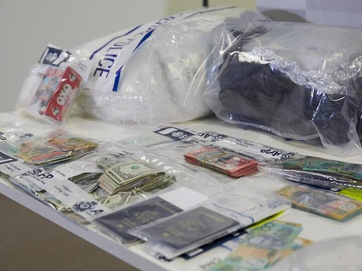 Drogen, Pässe und Geld: Mit dem Fund von mehr als 1,7 Tonnen Meth-Amphetamin ist der Polizei ein großer Schlag gegen die internationale Drogen-Mafia gelungen.