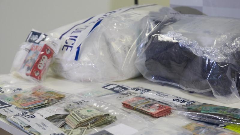 Drogen, Pässe und Geld: Mit dem Fund von mehr als 1,7 Tonnen Meth-Amphetamin ist der Polizei ein großer Schlag gegen die internationale Drogen-Mafia gelungen. Drogen, Pässe und Geld: Mit dem Fund von mehr als 1,7 Tonnen Meth-Amphetamin ist der Polizei ein großer Schlag gegen die internationale Drogen-Mafia gelungen.