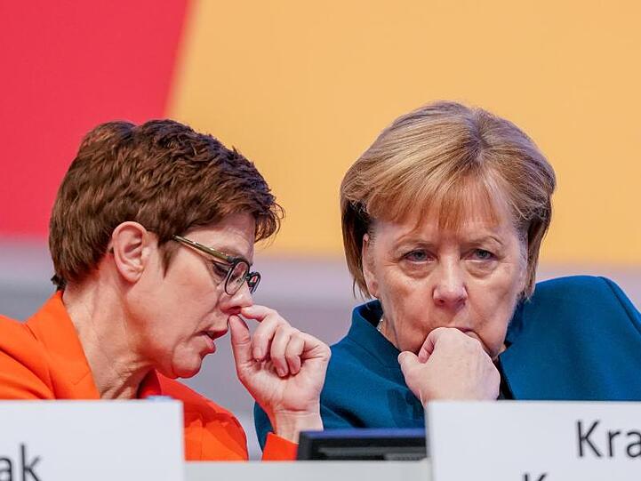 CDU-Chefin Kramp-Karrenbauer und Kanzlerin Merkel beim 32. CDU-Bundesparteitag in Leipzig.