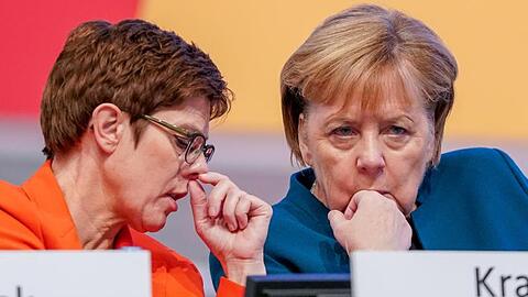 CDU-Chefin Kramp-Karrenbauer und Kanzlerin Merkel beim 32. CDU-Bundesparteitag in Leipzig.