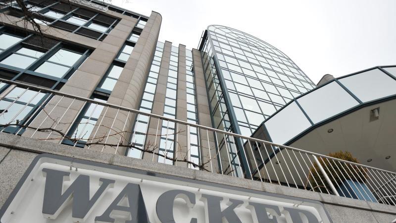 Das Firmenlogo der Wacker Chemie AG vor der Firmenzentrale.