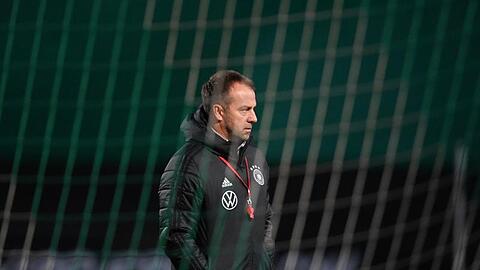 Vor dem Abflug nach Armenien bittet Hansi Flick in Wolfsburg noch zum Abschlusstraining.