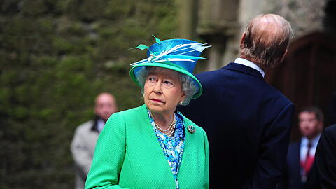 Teilweise musste sich Königin Elizabeth II. fünfmal am Tag umziehen. Beraten wurde sie dabei von Angela Kelly, die nicht nur die Stylistin für die Queen war, sondern auch ihre Schuhe einlief.
