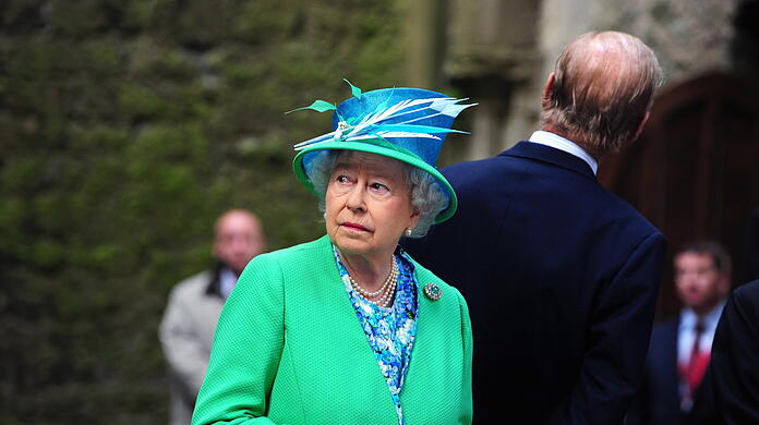 Teilweise musste sich Königin Elizabeth II. fünfmal am Tag umziehen. Beraten wurde sie dabei von Angela Kelly, die nicht nur die Stylistin für die Queen war, sondern auch ihre Schuhe einlief.