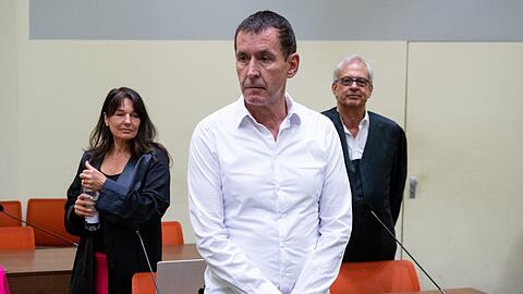 Manfred Genditzki (M.) steht vor Prozessbeginn im Wiederaufnahmeverfahren um den sogenannten Badewannen-Mordfall im Gerichtssaal.