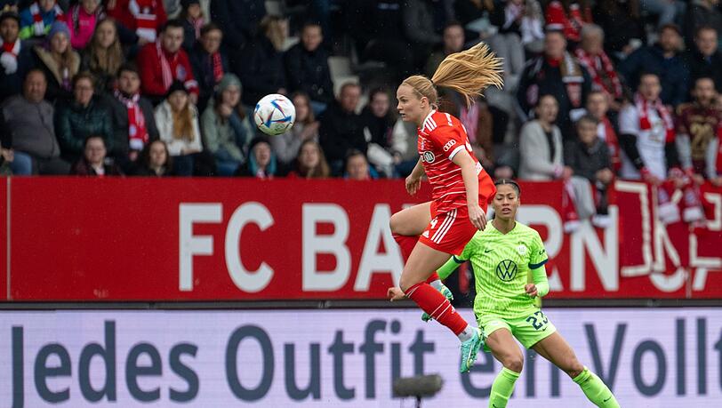 Münchens Glodis Perla Viggosdottir (l) am Ball vor Sveindis Jonsdottir von Wolfsburg.
