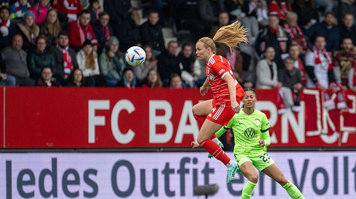 Münchens Glodis Perla Viggosdottir (l) am Ball vor Sveindis Jonsdottir von Wolfsburg.
