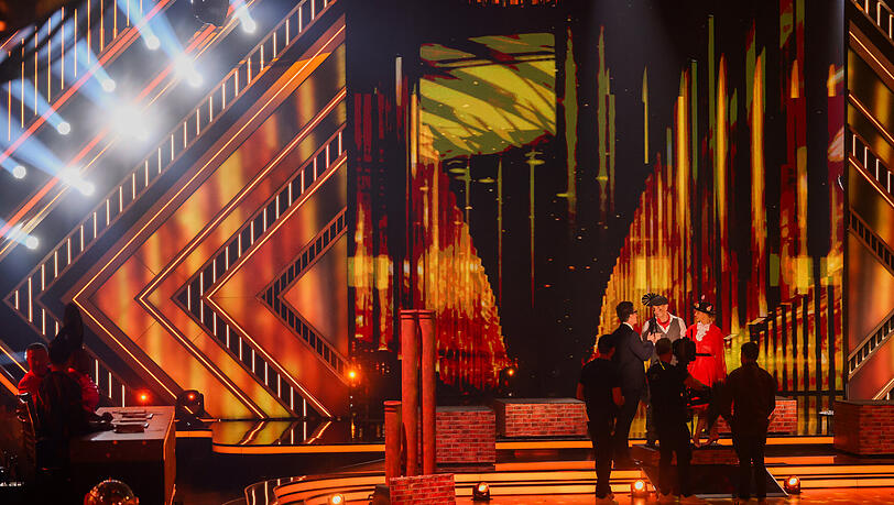 Mark Keller und Kathrin Menzinger warten in der RTL-Tanzshow "Let's Dance" im Coloneum auf das Licht.