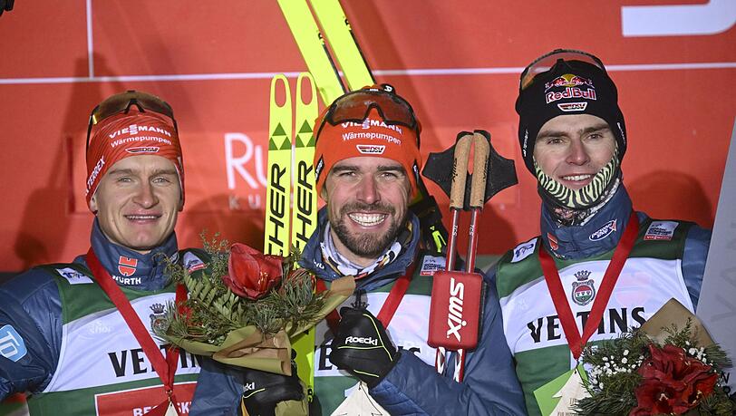Julian Schmid (l), Johannes Rydzek (M) und Vinzenz Geiger sorgten in Finnland für ein deutsches Podest in der Norischen Kombination.