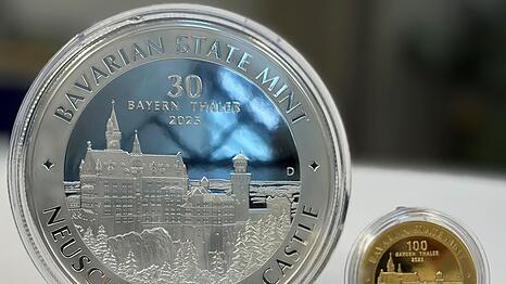 Den silbernen Bayern Thaler gibt es bereits. Im Herbst soll der Verkauf der goldenen Variante starten, die für internationale Privatanleger attraktiv sein soll.