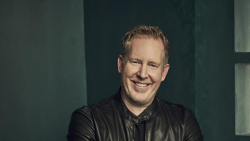 Der 51-jährige US-Amerikaner ist seit einem Jahr künstlerischer Leiter der Walt Disney Animation Studios. Zuvor schrieb er Sitcoms und war Co-Regisseur und -Autor von „Zoomania“ (2016) und Autor für „Vaiana“ (2016) und Autor und Regisseur bei „Encanto“ (2021).