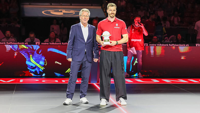 Andreas Obst, FC Bayern Basketball, mit der Auszeichnung zum MVP der easycredit Basketball Bundesliga &ndash; mit Dr. Stefan Holz Geschaeftsfuehrer der Basketball Bundesliga