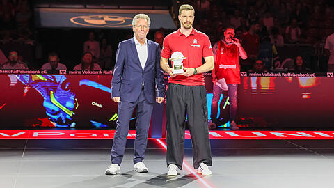 Andreas Obst, FC Bayern Basketball, mit der Auszeichnung zum MVP der easycredit Basketball Bundesliga &ndash; mit Dr. Stefan Holz Geschaeftsfuehrer der Basketball Bundesliga