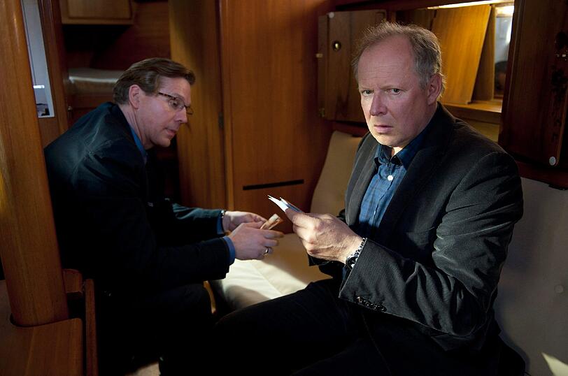 Im neuen &bdquo;Tatort&ldquo; aus Kiel, &bdquo;Borowski und der freie Fall&ldquo; (14.
Oktober, 20.15 Uhr, ARD), lässt sich der kauzige Kommissar aber dann
doch von Brandts Ermittlungseifer anstecken und geht neuen Hinweisen
auf einen möglichen Mord an Barschel nach.