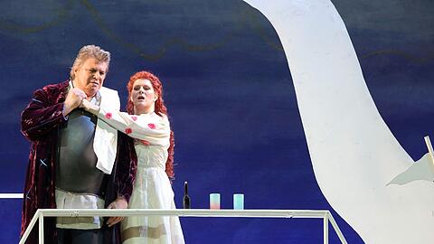 Tristan (Peter Seiffert) und Isolde (Petra-Maria Schnitzer) bei den Opernfestspielen im Nationaltheater.